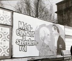 1969 Budapest, a Fővárosi Moziüzemi Vállalat hirdető oszlopai, plakáthelyei, kirakatai, ahol az új f...