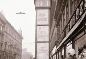 1969 Budapest, a Fővárosi Moziüzemi Vállalat hirdető oszlopai, plakáthelyei, kirakatai, ahol az új f...
