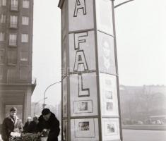1969 Budapest, a Fővárosi Moziüzemi Vállalat hirdető oszlopai, plakáthelyei, kirakatai, ahol az új f...