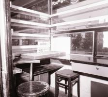 1982 Budapest, Dohány és Ajándék Kereskedelmi Vállalat Szentháromság téri pavilonja, 6 db szabadon f...