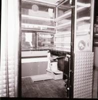 1982 Budapest, Dohány és Ajándék Kereskedelmi Vállalat Szentháromság téri pavilonja, 6 db szabadon f...