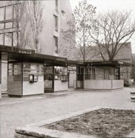 1982 Budapest, Dohány és Ajándék Kereskedelmi Vállalat Szentháromság téri pavilonja, 6 db szabadon f...