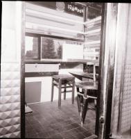 1982 Budapest, Dohány és Ajándék Kereskedelmi Vállalat Szentháromság téri pavilonja, 6 db szabadon f...