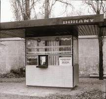 1982 Budapest, Dohány és Ajándék Kereskedelmi Vállalat Szentháromság téri pavilonja, 6 db szabadon f...