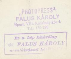 cca 1950 Vajon Rákosi elvtársnak tetszik? Photopress Falus Károly, Budapest. Hátoldalán pecséttel je...