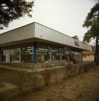 1982 Váci Élelmiszer Kiskereskedelmi Vállalat új üzletéről készült 6 db szabadon felhasználható vint...