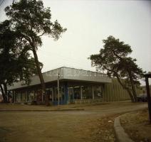 1982 Váci Élelmiszer Kiskereskedelmi Vállalat új üzletéről készült 6 db szabadon felhasználható vint...