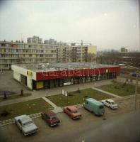 1982 Váci Élelmiszer Kiskereskedelmi Vállalat új üzletéről készült 6 db szabadon felhasználható vint...