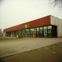 1982 Váci Élelmiszer Kiskereskedelmi Vállalat új üzletéről készült 6 db szabadon felhasználható vint...