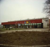 1982 Váci Élelmiszer Kiskereskedelmi Vállalat új üzletéről készült 6 db szabadon felhasználható vint...