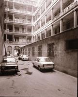 1981 Budapest, a VIII. ker. Ingatlankezelő Vállalat részére készült épületfotók, 13 db szabadon felh...
