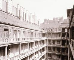 1981 Budapest, a VIII. ker. Ingatlankezelő Vállalat részére készült épületfotók, 13 db szabadon felh...