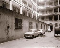 1981 Budapest, a VIII. ker. Ingatlankezelő Vállalat részére készült épületfotók, 13 db szabadon felh...