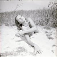 1986 Pákozd, Agárd hajó a nádasban pucér matrózlánnyal, 11 db szolidan erotikus felvétel vintage negatívja, 6x6 cm / 11 erotic photo negatives, 6x6 cm