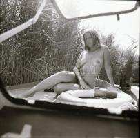 1986 Pákozd, Agárd hajó a nádasban pucér matrózlánnyal, 11 db szolidan erotikus felvétel vintage neg...