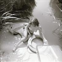 1986 Pákozd, Agárd hajó a nádasban pucér matrózlánnyal, 11 db szolidan erotikus felvétel vintage neg...