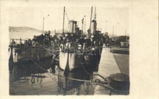 1917 Sibenik, Sebenico; 88 F és 92 F torpedóhajók kikötve a mólóhoz a kikötőben / K.u.K. Kriegsmarine Tropedoboot, TB 88 F és 92 F, torpedoboats, photo