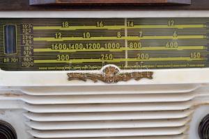 1956 Orion BR 701 rádió + teleppótló adapter repedéssel, (működését nem próbáltuk), 30×20 cm, h:27 c...