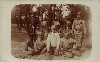 1915 Gmina Dabrówka, Első világháborús katonai lap. Tábori csendőrök orosz hadifoglyok őrzése közben / WWI Austro-Hungarian military, military policeman with Russian prisoners of war, photo (EK)