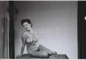 cca 1969 Igazságkereső, szolidan erotikus fotók, 2 db korabeli negatívról készült mai nagyítás, 25x18 cm / 2 erotic photos, 25x18 cm