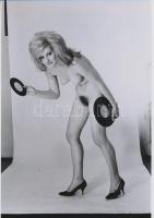 cca 1972 Az első diszkós Lady attrakciója, szolidan erotikus fotók, 3 db korabeli negatívról készült...