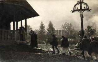 Terebesfejérpatak, Terebes (Trebusa); Görög katolikus pap és ruszin parasztok menete a templomba / Greek Catholic priest going to the church with Ruthen peasants. V. Knollmüller photo