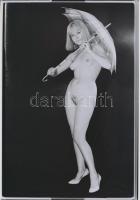 cca 1977 Esernyős játékok, szolidan erotikus fotók, 3 db korabeli negatívról készült mai nagyítás, 2...