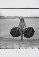 cca 1977 Esernyős játékok, szolidan erotikus fotók, 3 db korabeli negatívról készült mai nagyítás, 2...