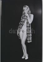 cca 1976 Vállad lepi sálam, szolidan erotikus fotók, 2 db korabeli negatívról készült mai nagyítás, 25x18 cm / 2 erotic photos, 25x18 cm