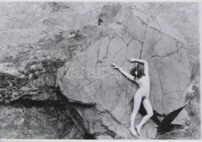 cca 1978 Sziklarajzok, szolidan erotikus fotók, 2 db korabeli negatívról készült mai nagyítás, 25x18...