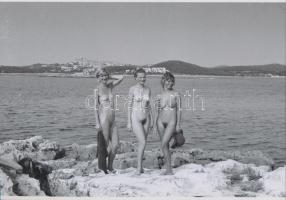 cca 1975 Három a kislány, szolidan erotikus fotók, 2 db korabeli negatívról készült mai nagyítás, 18...