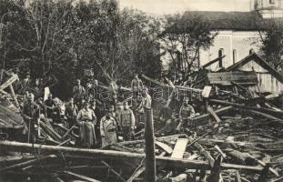 Banjaluka, Tekija Stadtteil; Durch 42er Mörser zerstörte Häuser. Hutterer G. / Houses destroyed by 42 mortars, soldiers group