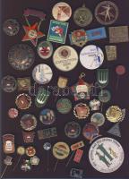 100db jelvény, főleg szocialista, benne néhány külföldi