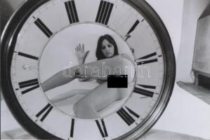 cca 1976 Óramű pontossággal, szolidan erotikus fotók, 3 db korabeli negatívról készült mai nagyítás,...