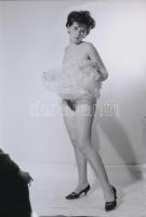 cca 1973 Mindent megmutat, szolidan erotikus fotók, 3 db korabeli negatívról készült mai nagyítás, 2...