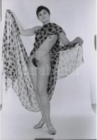 cca 1977 Dekoratív látvány, szolidan erotikus fotók, 2 db korabeli negatívról készült mai nagyítás, 25x18 cm / 2 erotic photos, 25x18 cm