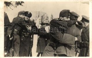 1939 Uzsok, Uzhok; Magyar-Lengyel Baráti találkozás a visszafoglalt ezeréves határon, ölelkező katonák / Hungarian-Polish meeting at the border, hugging soldiers