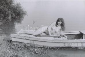 cca 1976 Vízparti lányok, szolidan erotikus fotók, 3 db korabeli negatívról készült mai nagyítás, 18...