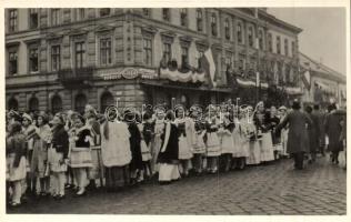 1938 Kassa, Kosice; bevonulás, magyar népviseletes lányok / entry of the Hungarian troops, Hungarian folklore