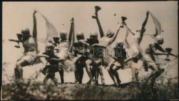 1928 Angelo (1894-1974) vintage fotója Szentpál Olga tánccsoportjának tagjairól, feliratozva, 12,5x22 cm