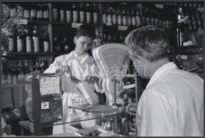cca 1952 Budapest, árubőség a Közértben, Kotnyek Antal (1921-1990) fotóriportja, 4 db vintage negatí...