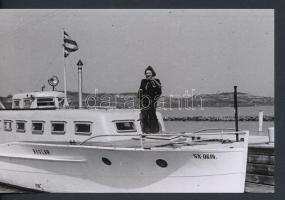 cca 1952 Balaton, Boglár nevű hajó a mólónál, Kotnyek Antal (1921-1990) fotóriportja, 3 db vintage n...
