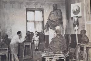cca 1900-1940 Horváth Géza (1879-1948) szobrászművészt ábrázoló és vele kapcsolatos fotók gyűjtemény...