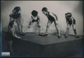 cca 1935 Leichtner Erzsébet vintage fotója Szentpál Olga gyermek tánccsoportjának tagjairól, matricával jelzett, 16x23,5 cm