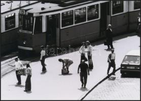 cca 1977 Budapest, Gellért tér, a 18-as és 19-es villamos közös megállójában, 2 db korabeli vintage negatívról készült mai nagyítás, 13x18 cm