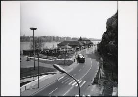 cca 1970 Csuklós autóbusz a Rudas fürdő mögött, vintage negatívról készült mai nagyítás, 18x25 cm-es...