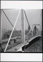 cca 1970 Budapest, Villamos az Erzsébet hídon, vintage negatívról készült mai nagyítás, 25x18 cm-es fotópapíron