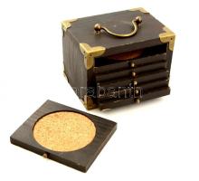 6 db fa keretes parafa poháralátét, szekrény alakú dekoratív tartóval, kis kopásnyomokkal