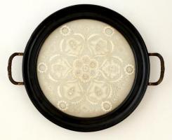 Régi füles reggeliző tálka, belül részletgazdag csipke díszítéssel, kis lepattanással, d: 23,5 cm