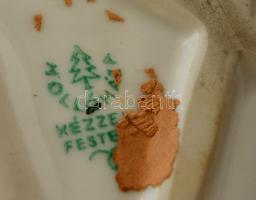 Hollóházi térdelő akt, kézzel festett, jelzett, apró máz hibával, m:29 cm